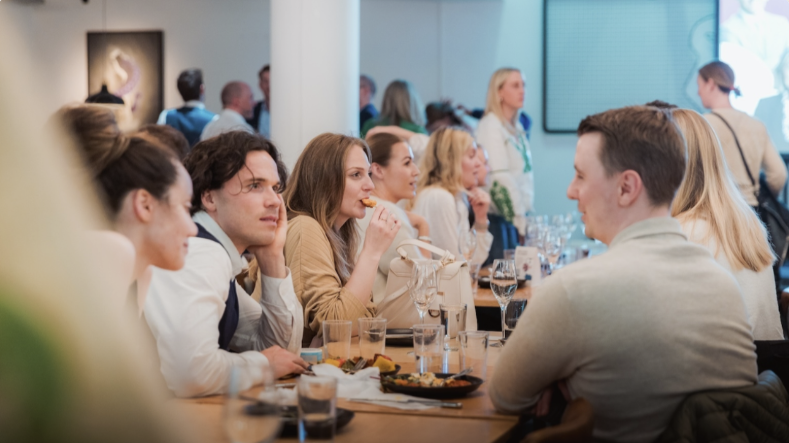 SRF Ung bilde for arrangement